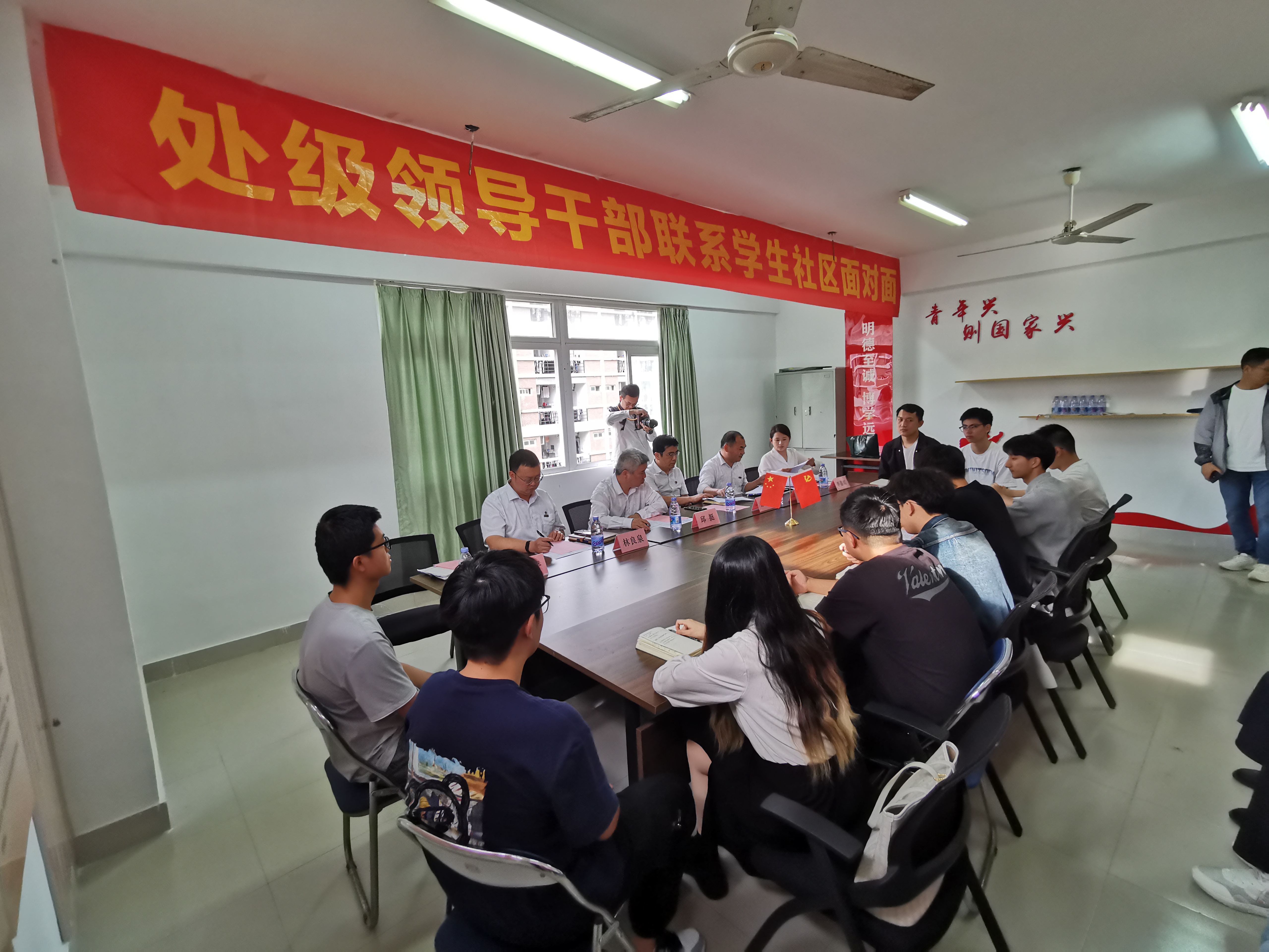 处级领导干部挂联指导学生社区建设，与楼宇学生代表深入座谈交流.jpg