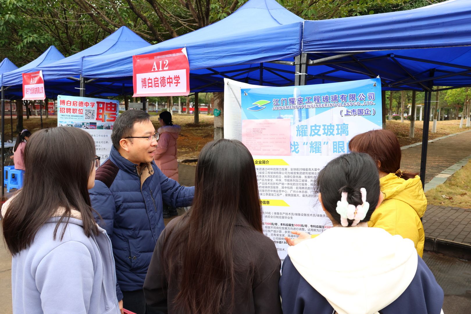 二级学院教师在现场鼓励学生参加招聘.jpg 二级学院教师在现场鼓励学生参加招聘.jpg