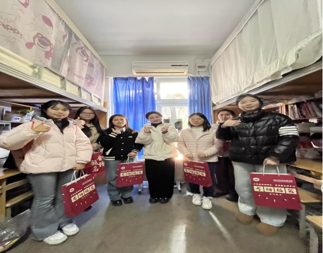 学院教师深入社区为为考研学子送上慰问礼包.png