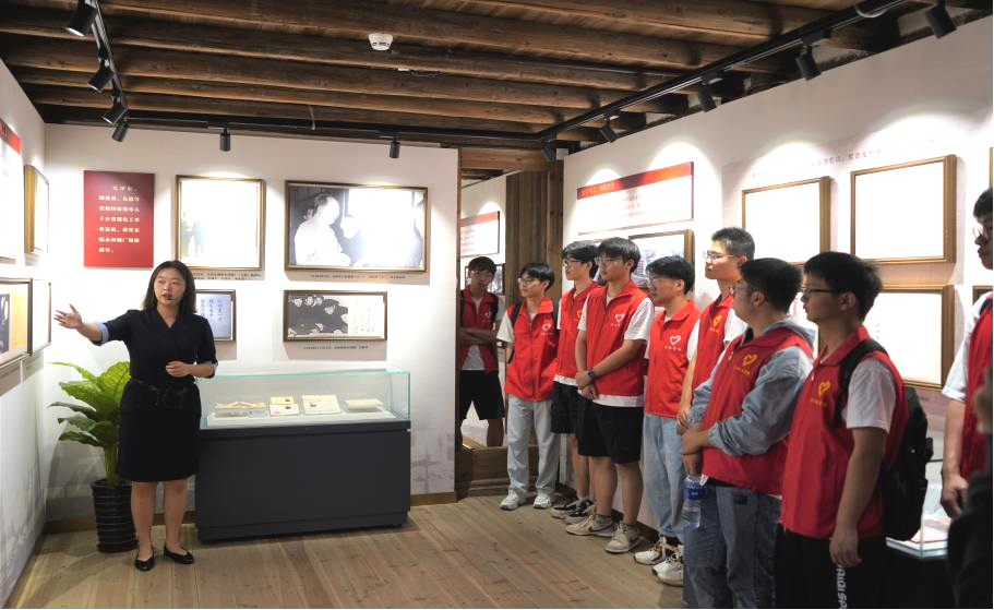 图3 社区党员前往侯德榜故居参观学习.png 图3 社区党员前往侯德榜故居参观学习.png