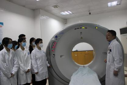 临床体验营学生参观放射影像科.png 临床体验营学生参观放射影像科.png