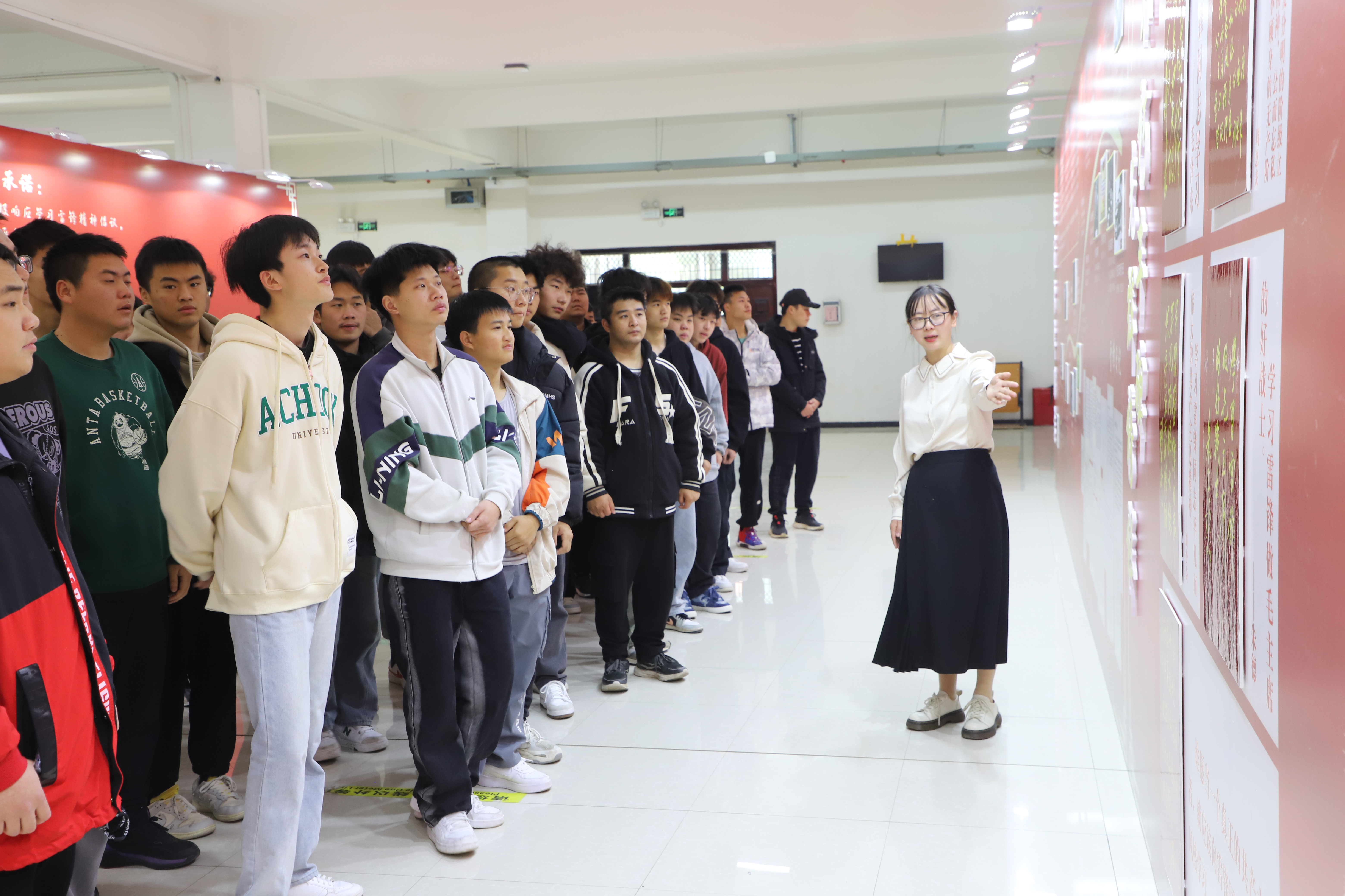 举办学雷锋主题展1