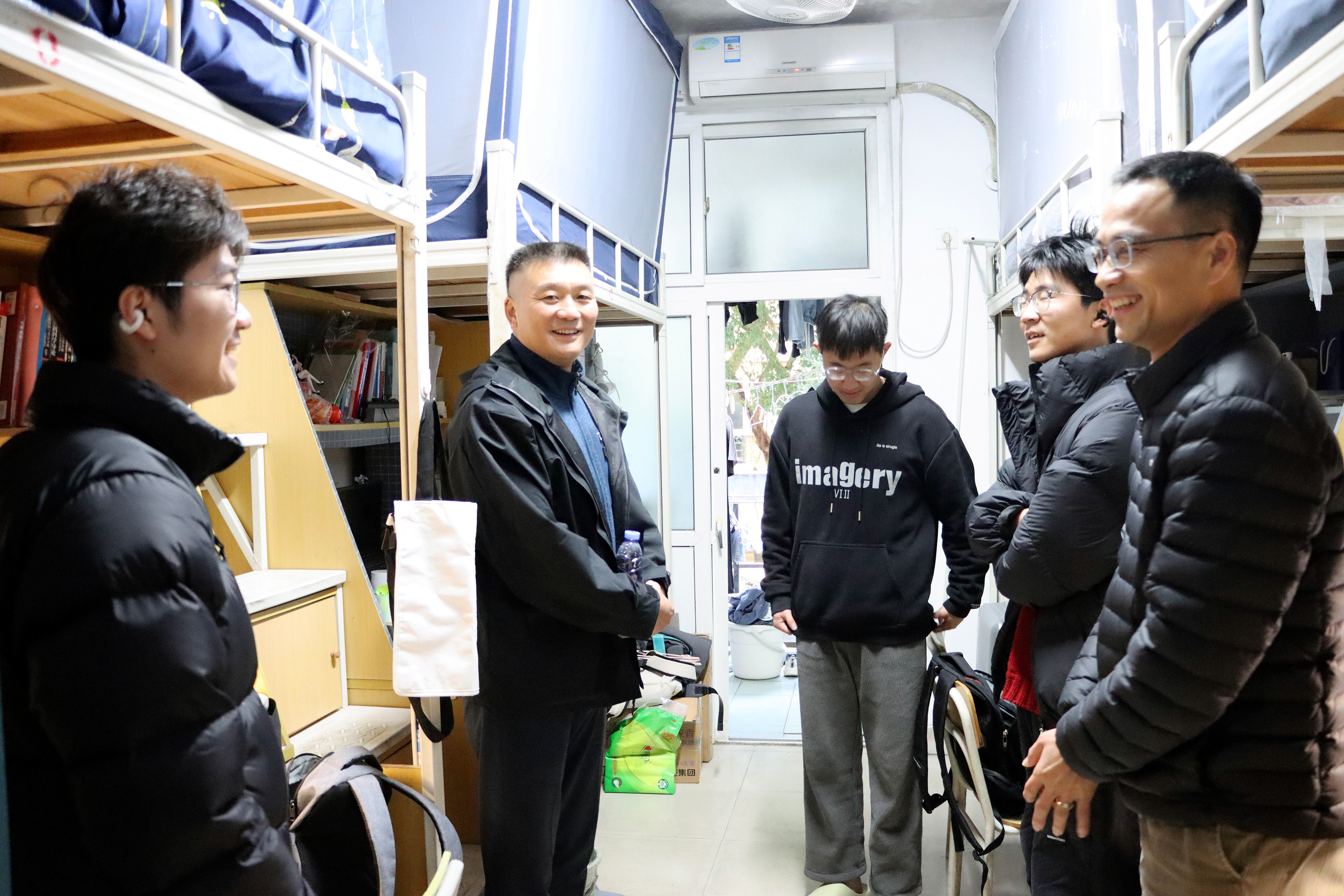 校工会领导干部走进学生宿舍.jpg