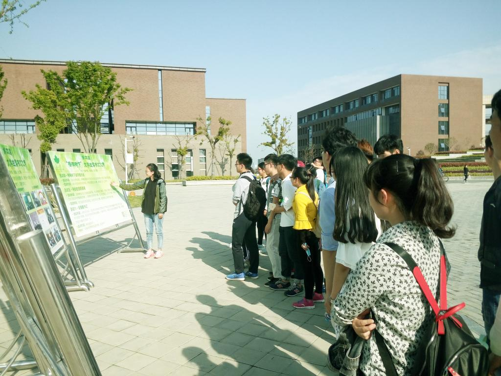 志愿者向学生介绍读书节活动内容.png
