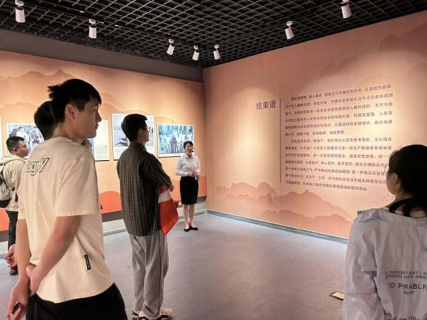 图5 党支部成员参观福建省档案馆.png