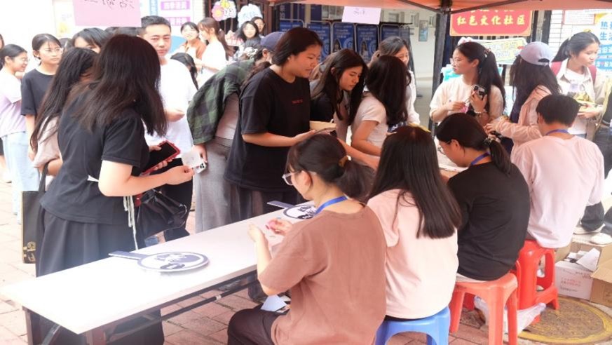 同学们热情参与活动.jpg 同学们热情参与活动.jpg