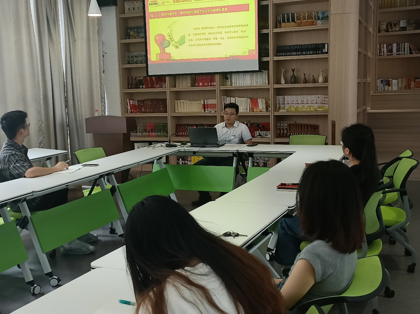 图4 电气学院团委书记、青马研读社党支部书记李金土给学生上《条例》主题党课.png
