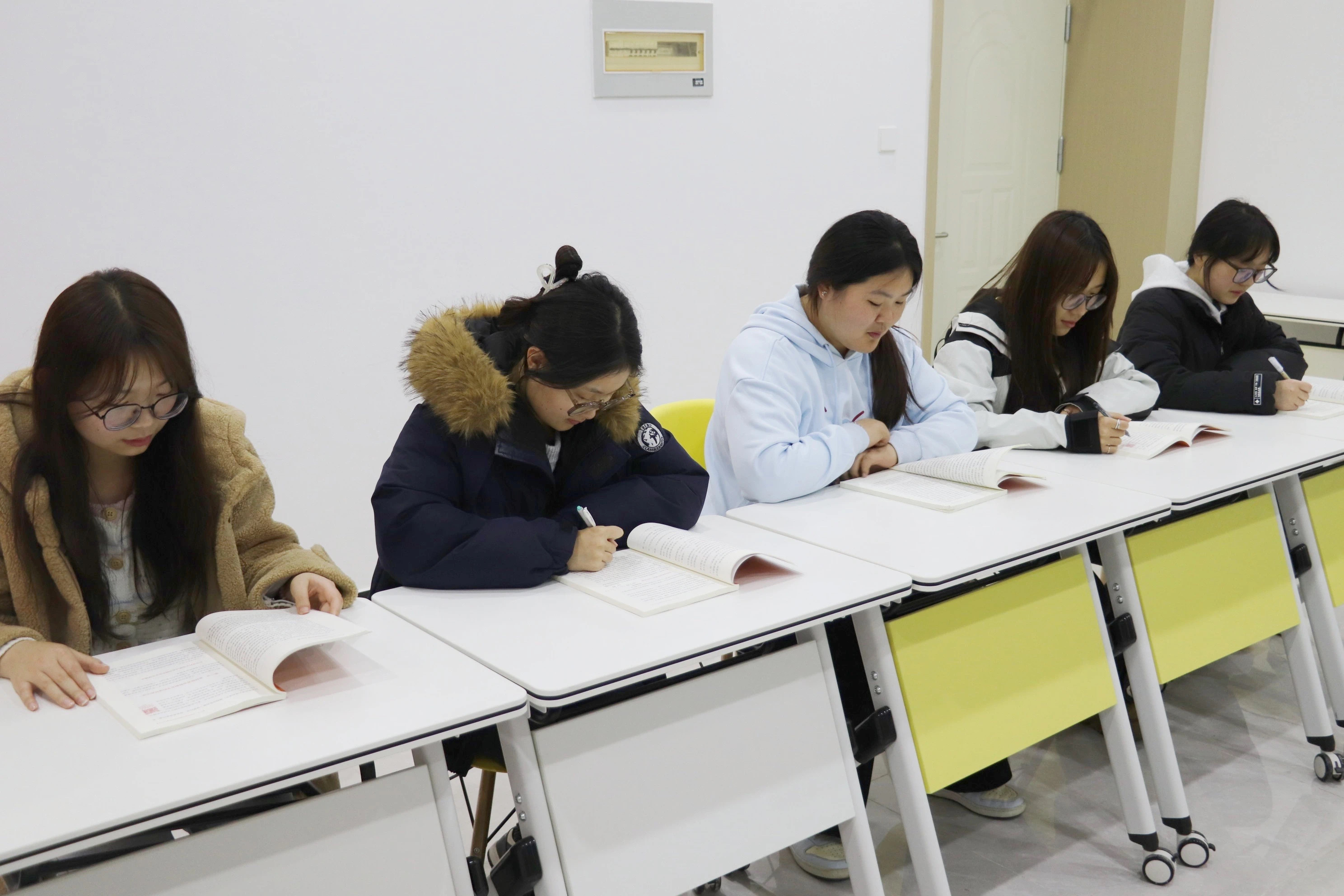 把握国安新机遇，共绘时代安全卷——烟台职业学院会计系“信实社区”组织开展“聚焦国安新挑战，共筑时代安全堤”主题活动2.jpg