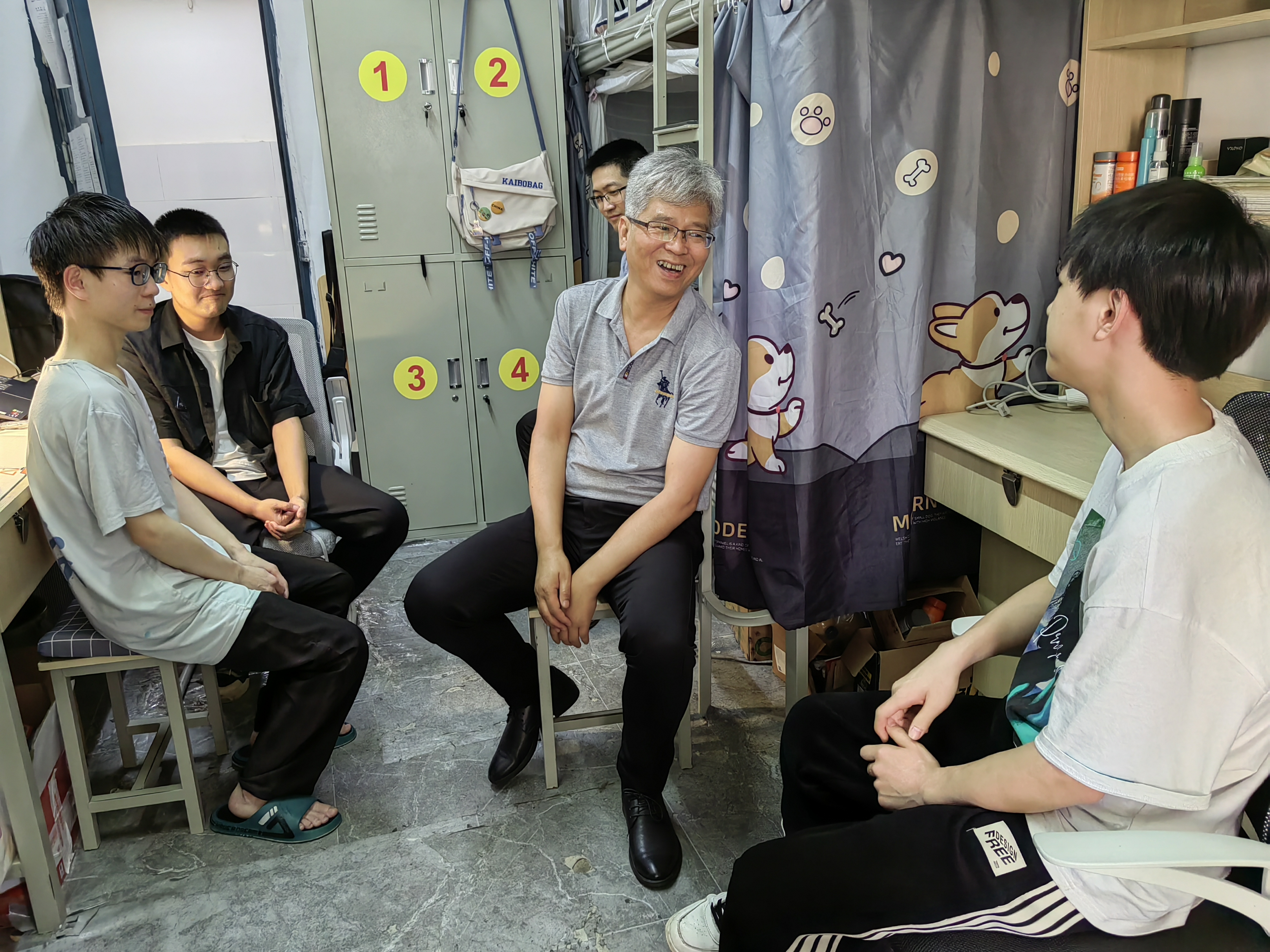领导干部深入学生社区.jpg