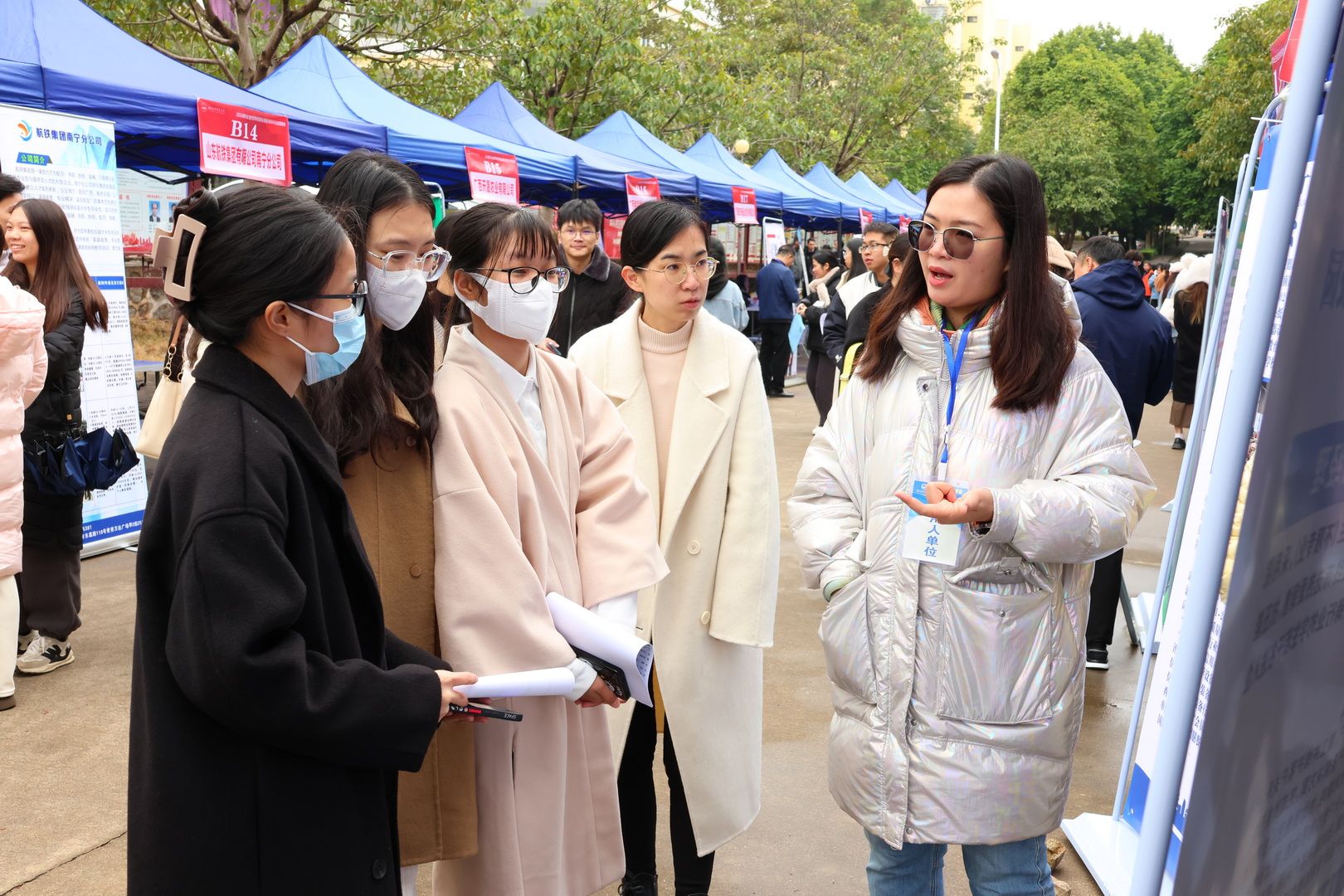 企业代表向毕业生介绍岗位情况.jpg 企业代表向毕业生介绍岗位情况.jpg