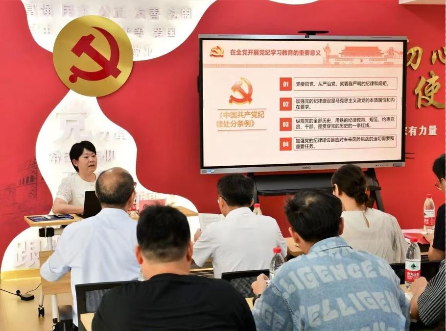 图4 邀请处级领导干部开设《可镁社区微党课》_爱奇艺.jpg 图4 邀请处级领导干部开设《可镁社区微党课》_爱奇艺.jpg