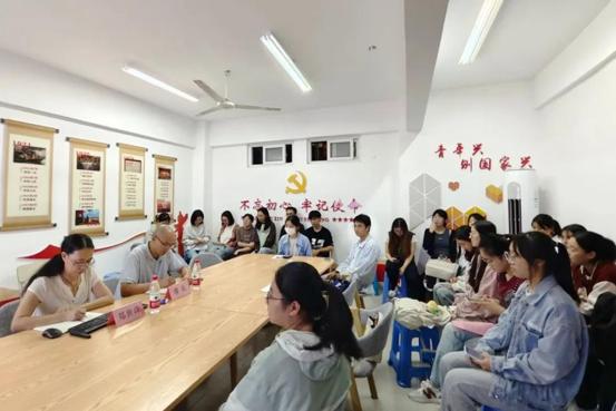 图2 学院党委郑世珠书记在“一站式”共享活动室上专题党课_爱奇艺.jpg