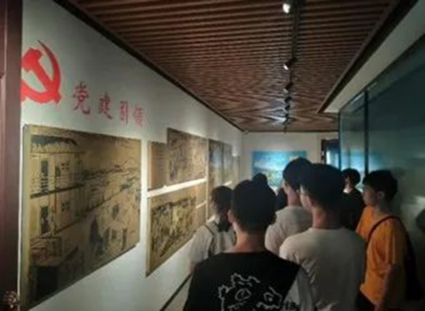 图6 暑期实践队了解木兰溪治理中的党建引领作用.png