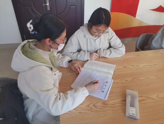 图4 学生党员在“一站式”共享活动室进行学业帮扶_爱奇艺.jpg