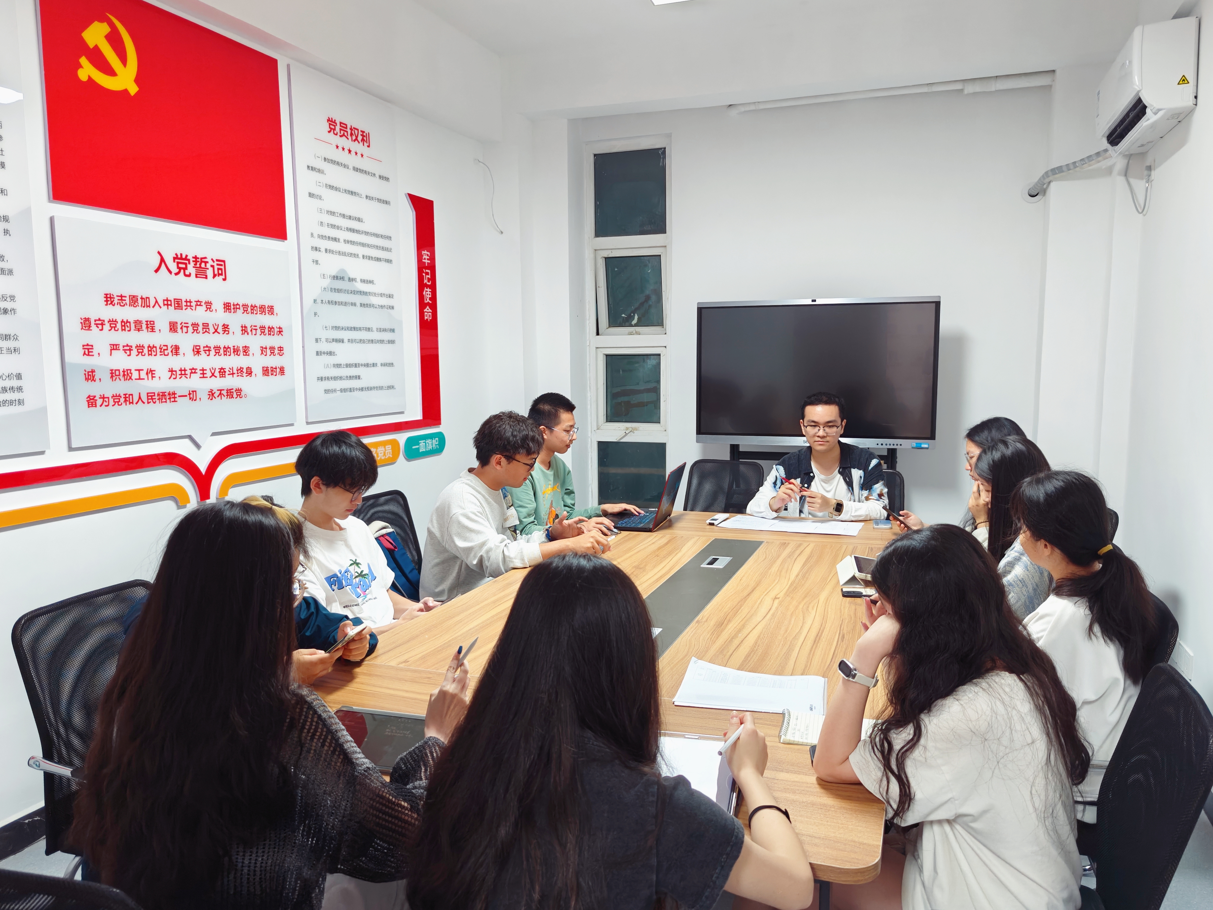 在社区开展党团活动.jpg