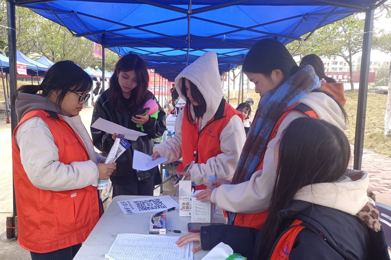 志愿者在提供招聘服务.jpg 志愿者在提供招聘服务.jpg