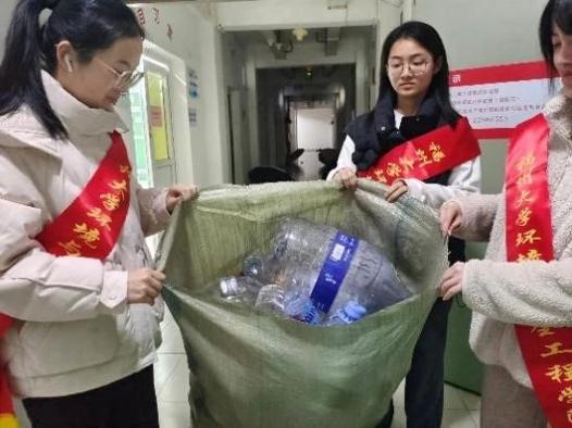图3 开展 “绿瓶传爱献雷锋，善款润心助他人”简单助学志愿服务活动_爱奇艺.jpg