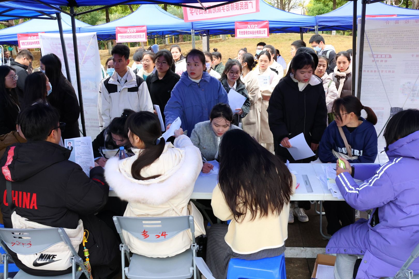 毕业生投递简历并与用人单位交流.jpg 毕业生投递简历并与用人单位交流.jpg