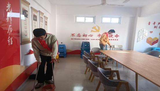 图8 党员志愿服务队清扫“一站式”共享活动室_爱奇艺.jpg