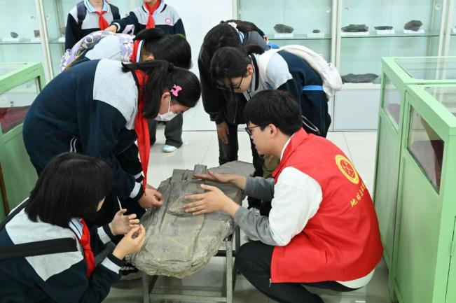 参观地学展厅.png
