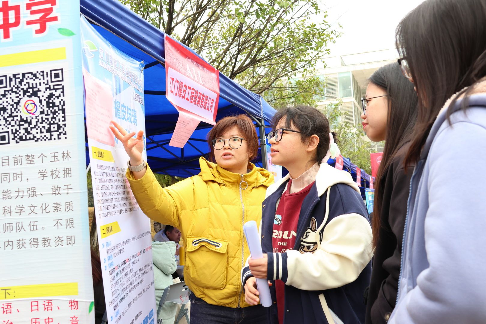 用人单位在给毕业生讲解岗位情况.jpg 用人单位在给毕业生讲解岗位情况.jpg