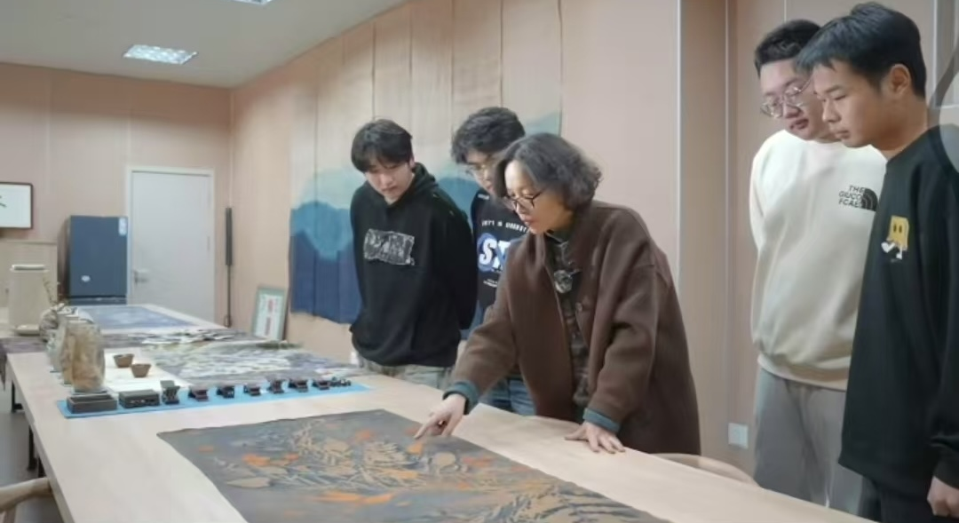 图1:苏萍老师讲解植物染工艺.png 图1:苏萍老师讲解植物染工艺.png