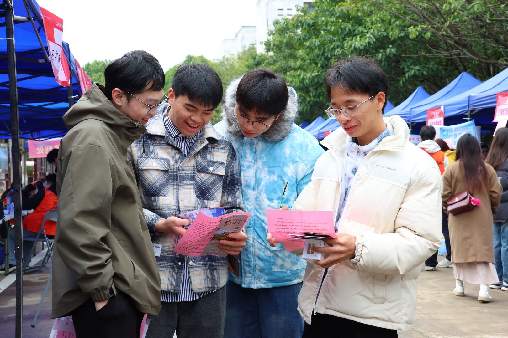 毕业生了解有关招聘单位的相关信息.jpg 毕业生了解有关招聘单位的相关信息.jpg