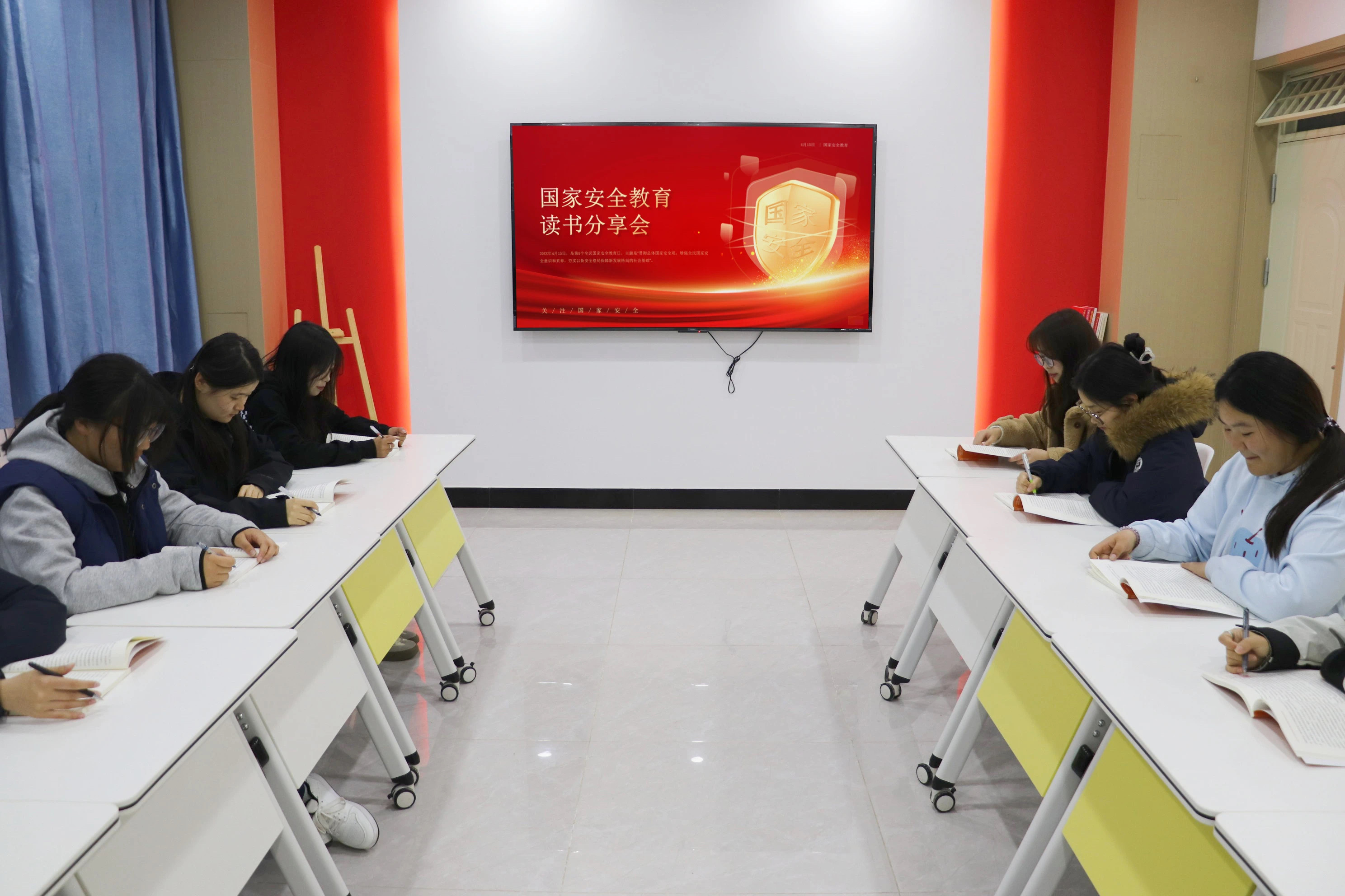 把握国安新机遇，共绘时代安全卷——烟台职业学院会计系“信实社区”组织开展“聚焦国安新挑战，共筑时代安全堤”主题活动1.jpg