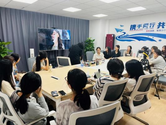 邀请资深化妆师在义苑“一站式”学生社区开展求职美妆培训.png