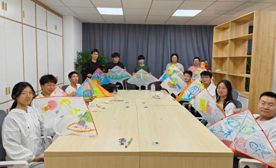 在义苑“一站式”学生社区开展画纸鸳活动.png