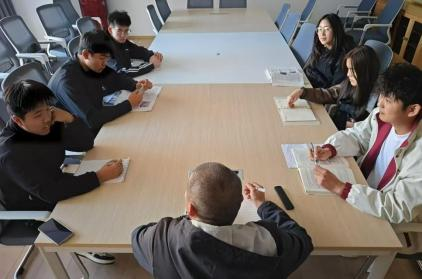 专业课教师杨思清在义苑“一站式”学生社区进行专业课答疑.png
