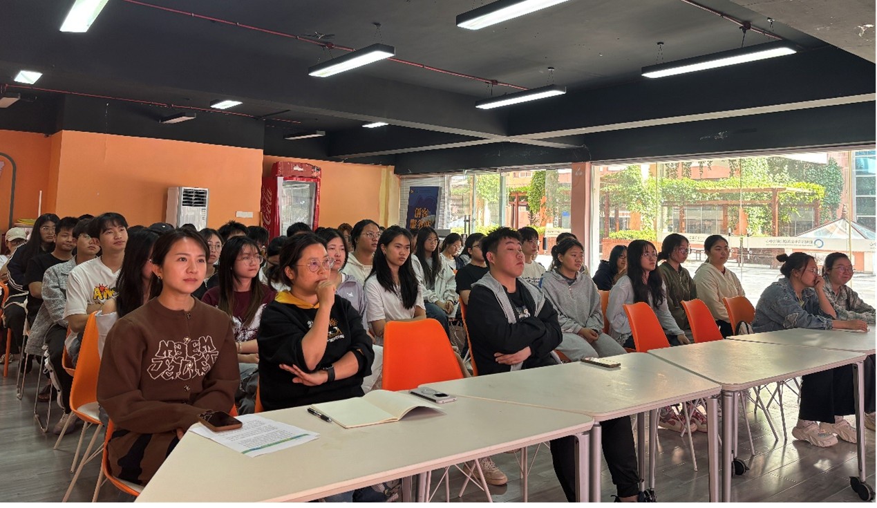 师生认真聆听.jpg 师生认真聆听.jpg