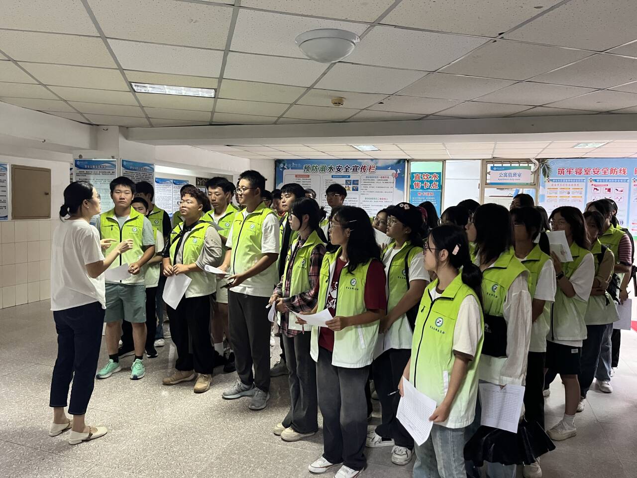 学生队伍进社区.jpg