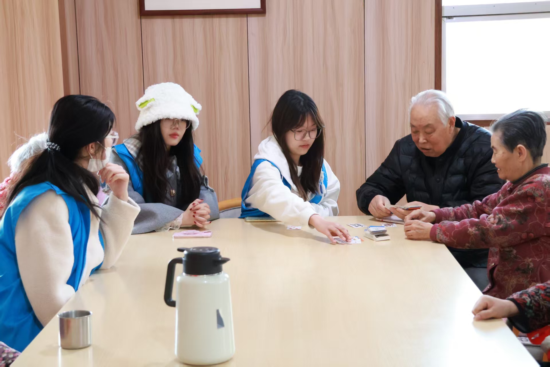 让青春与银发温暖相拥3.jpg