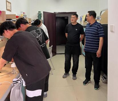 专业课教师王智峰在宿舍与学生谈话.png