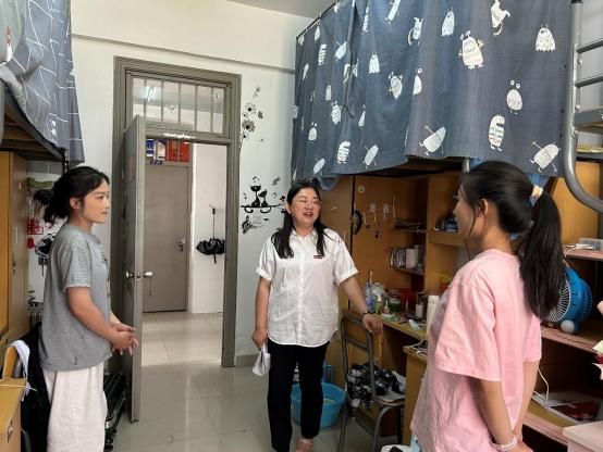学院党委副书记胡珊珊在宿舍与学生谈话.png