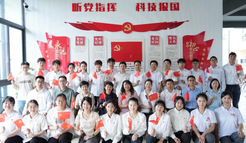 “一站式”学生社区开放式党课课后合影.png