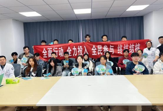 校医院李彬主任在义苑“一站式”学生社区开展肺结核防治宣传活动.png