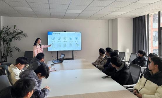 辅导员蒋倩倩在义苑“一站式”学生社区开展银行面试专题培训.png