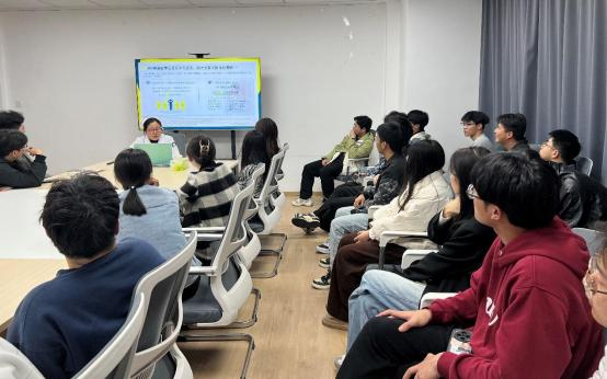 校医院护士长柴虹在义苑“一站式”学生社区开展宫颈癌预防讲座.png