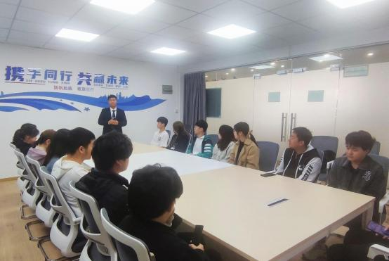 辅导员孙尚在义苑“一站式”学生社区与学生分享人际沟通技能.png