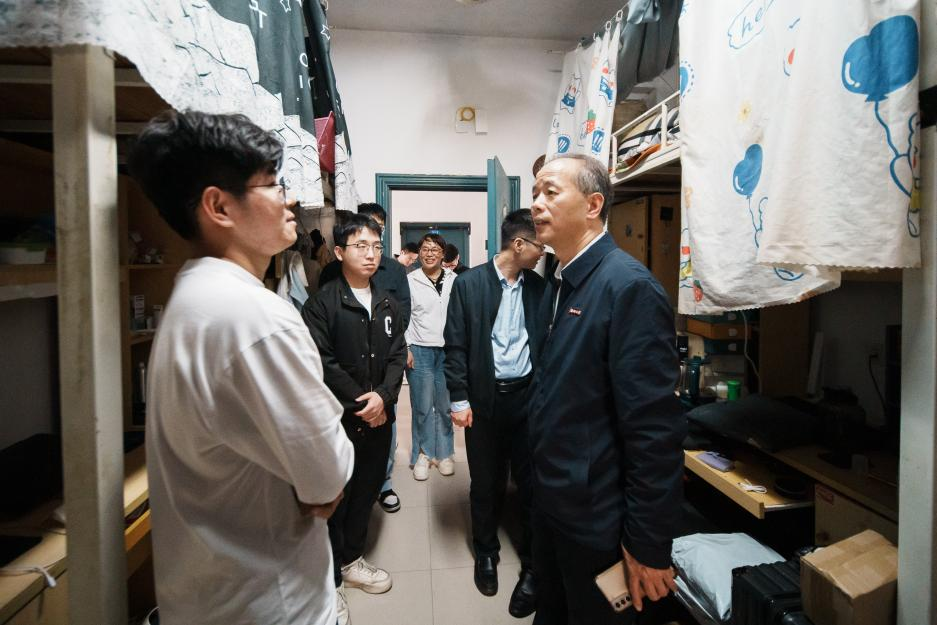 图3 校领导走访慰问.png