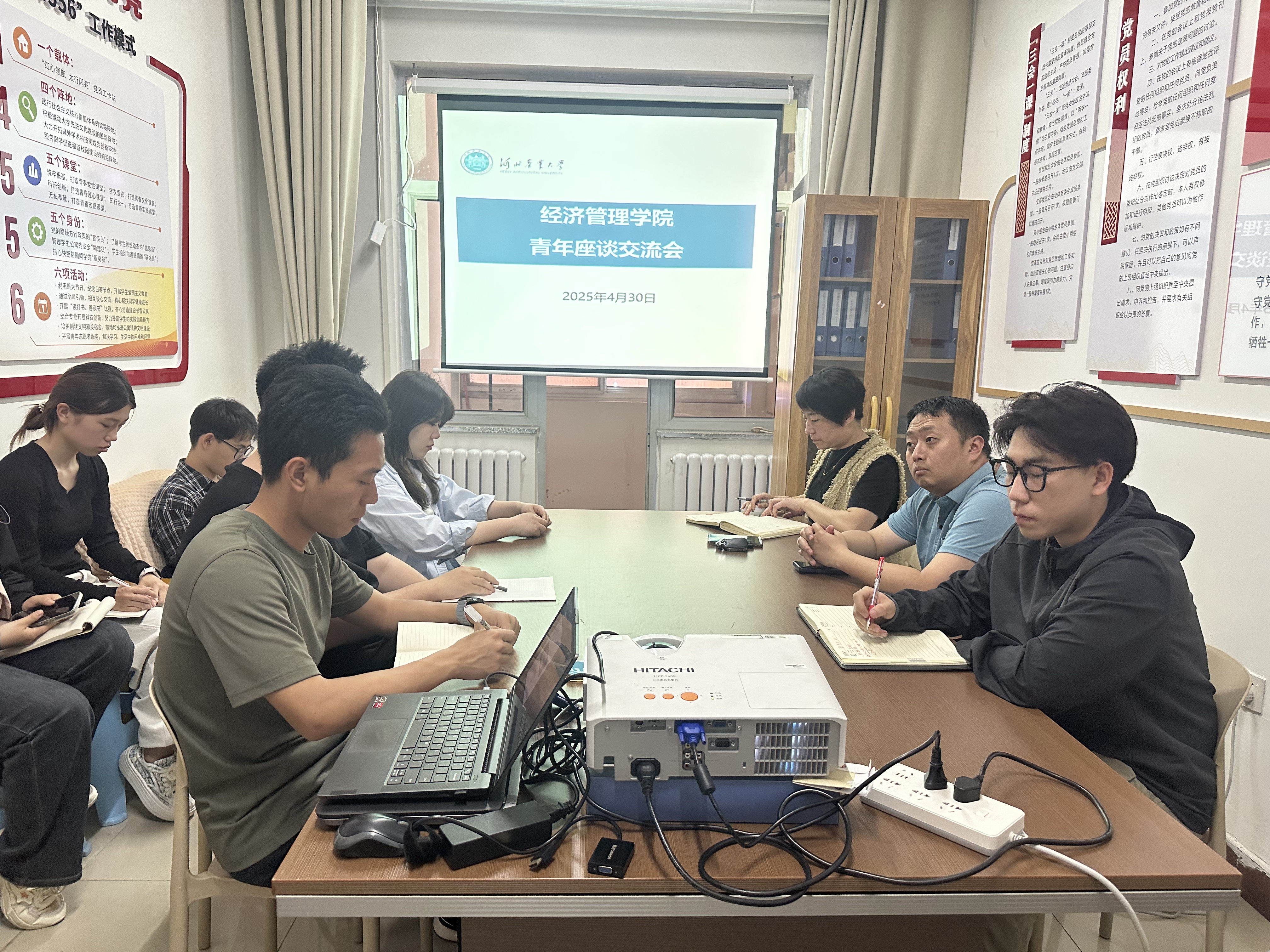 参会师生交流.jpg