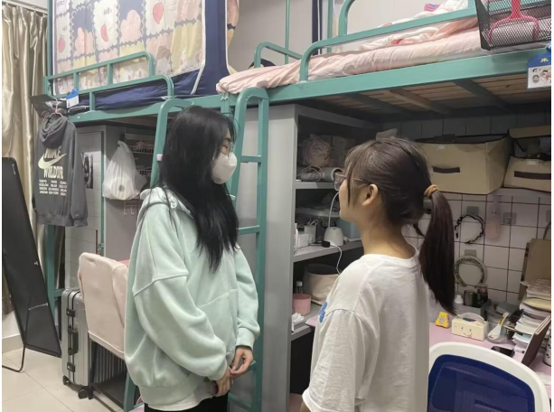 入党积极分子进宿舍.png