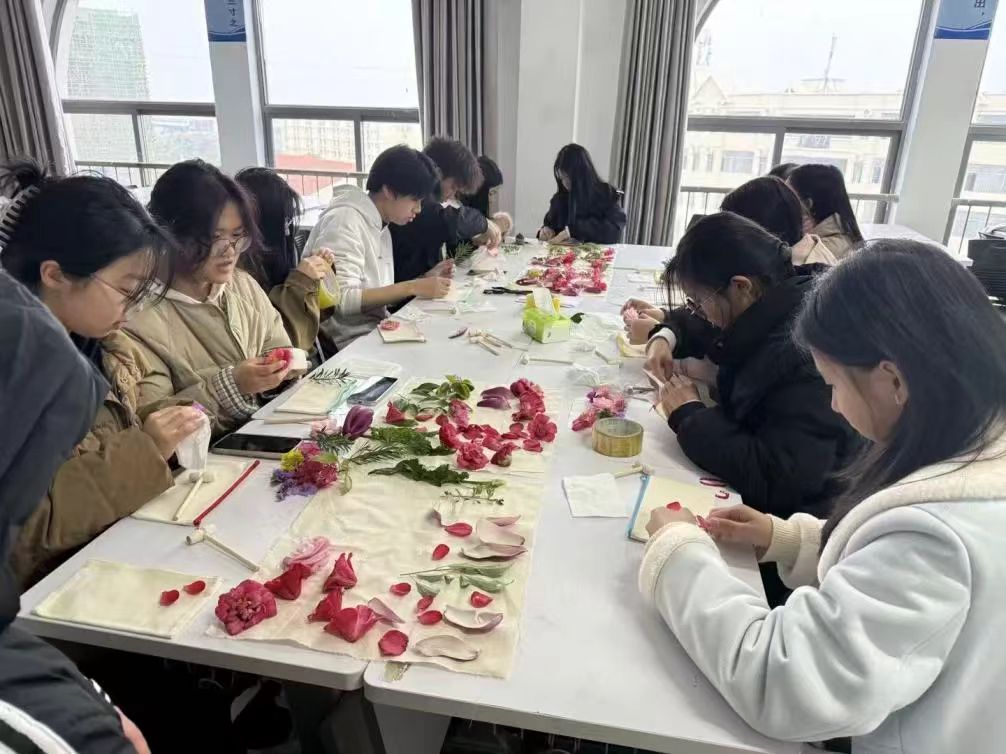 服装工程学院的同学们利用落花落叶进行创作