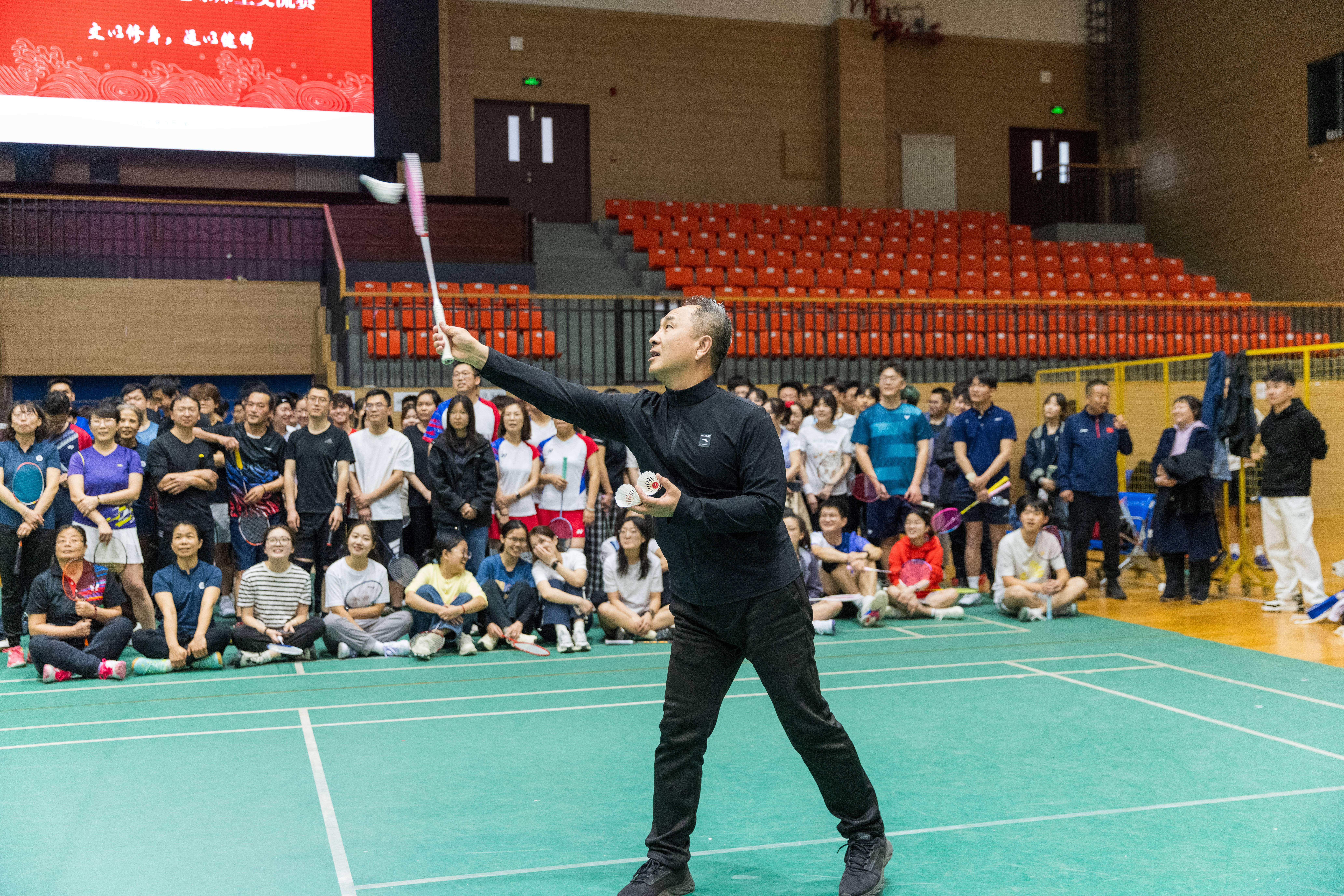 张懿书记开球.jpg 张懿书记开球.jpg