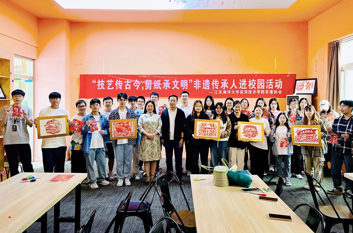 “技艺传古今，剪纸承文明”——学院开展非遗传承人进校园活动（应用）-2.jpg