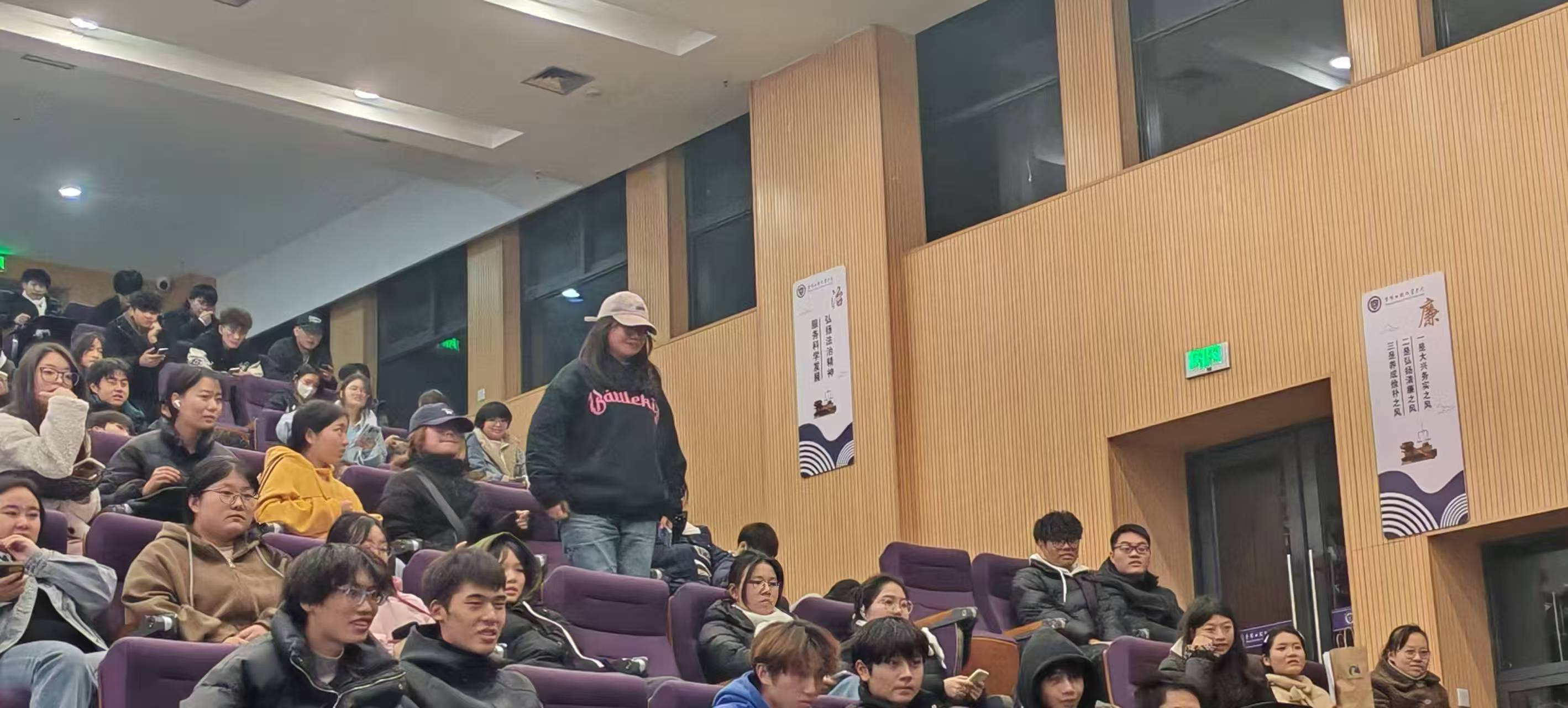 红色影视进学生社区活动现场互动.jpg