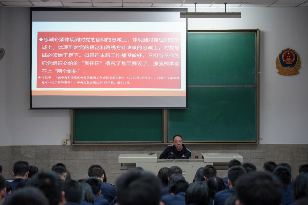学院领导、老师深入学生社区讲党课.png