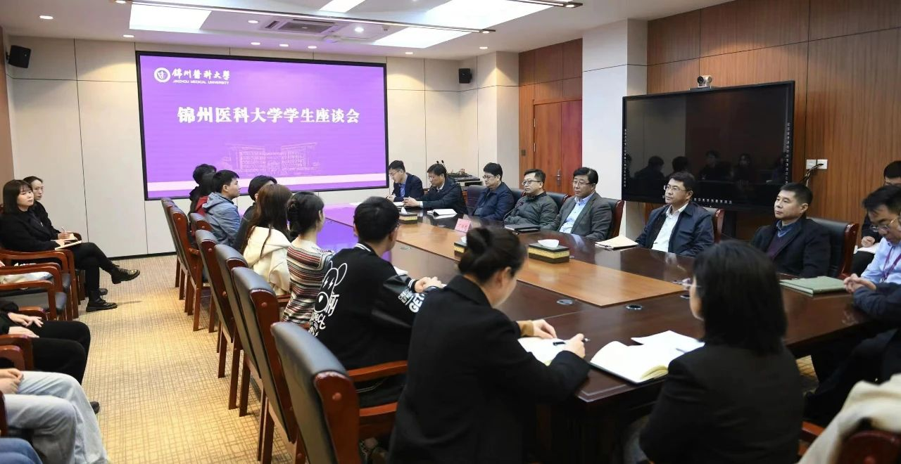 学校校长与青年学生“面对面”交流.png 学校校长与青年学生“面对面”交流.png